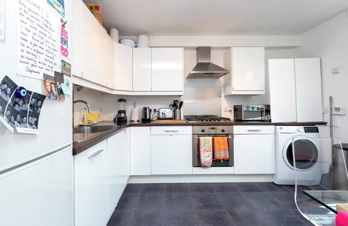 Latchmere Apartment | Vibrant and Leafy 2BD Flat in Battersea