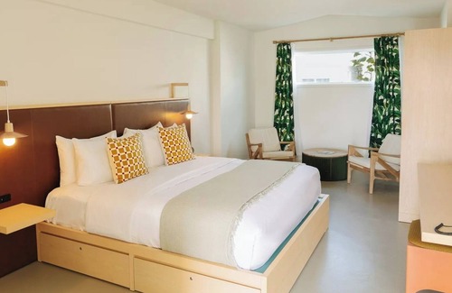 San Jacinto Hotel | Vibrant Beachside Room Perfect for Relaxing Couples' Getaway