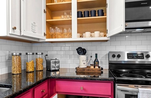Southwest Raleigh House | Vibrant Bedroom in Central Location minutes away to Downtown Cary & NC State