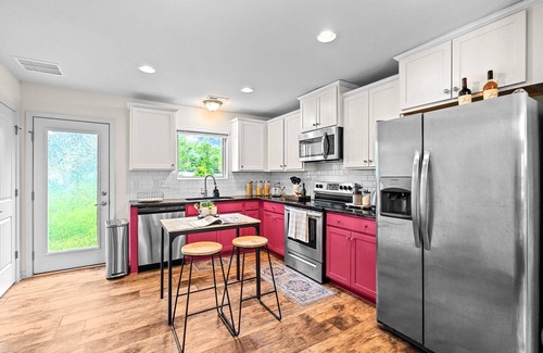 Southwest Raleigh House | Vibrant Bedroom in Central Location minutes away to Downtown Cary & NC State