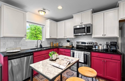 Southwest Raleigh House | Vibrant Bedroom in Central Location minutes away to Downtown Cary & NC State