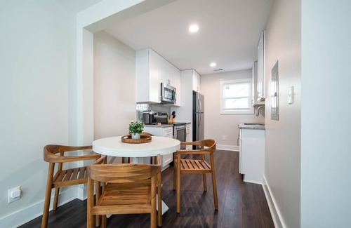 Villa Heights House | Vibrant & Chic 2 Bedroom near Uptown by, Mansion™