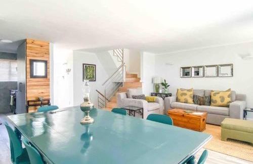 Redhill Apartment | Vibrant Coastal Apt