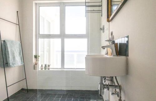 Redhill Apartment | Vibrant Coastal Apt