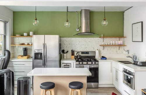 Waterfront Apartment | Vibrant Condo Studio near the Beach & Shopping