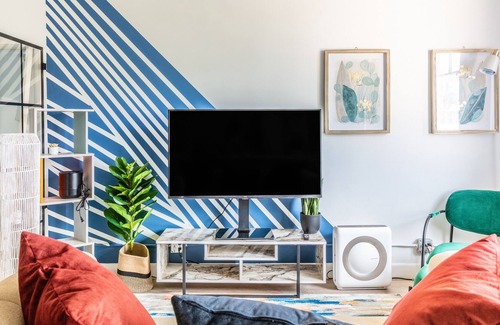 Waterfront Apartment | Vibrant Condo Studio near the Beach & Shopping