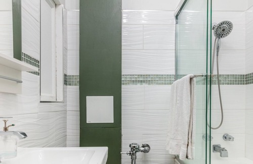 Waterfront Apartment | Vibrant Condo Studio near the Beach & Shopping