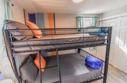 Berkley House | Vibrant & Cozy Two Bedroom Lower Unit King Beds