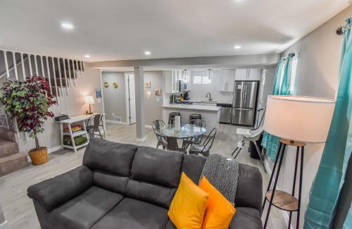 Berkley House | Vibrant & Cozy Two Bedroom Lower Unit King Beds