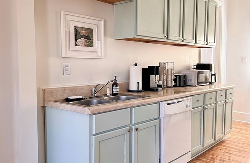 New Pathways Apartment | Vibrant Downtown Escape - Walkable to Beale Street Nightlife & FedEx Forum