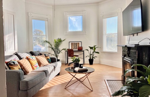 New Pathways Apartment | Vibrant Downtown Escape - Walkable to Beale Street Nightlife & FedEx Forum