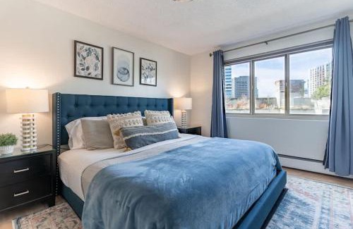 Downtown Seattle House | Vibrant Downtown, King Bed, Work Desk & Kitchen