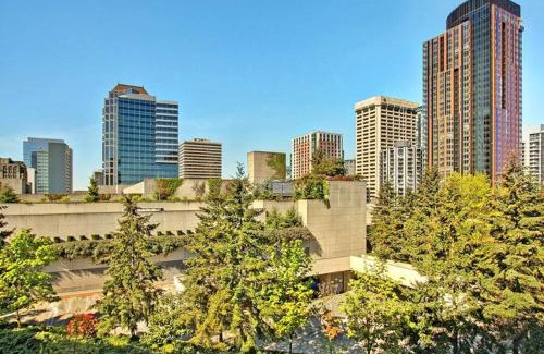 Downtown Seattle House | Vibrant Downtown, King Bed, Work Desk & Kitchen