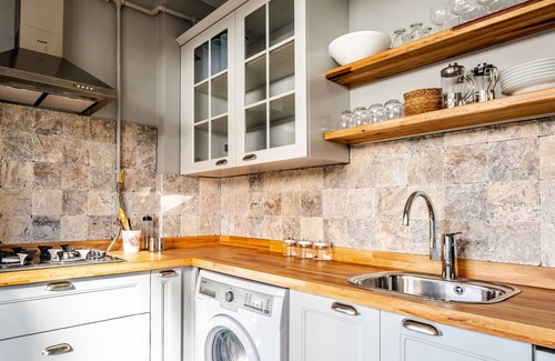 Bostanci Apartment | Vibrant Flat next to Bostanci Marmaray Station