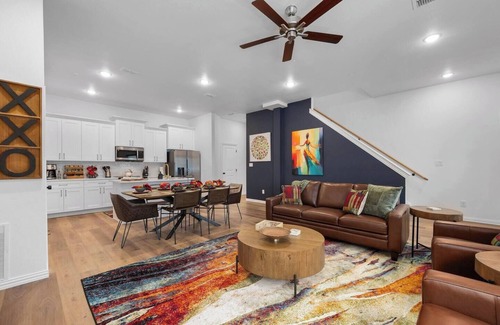 Arlington House | Vibrant Getaway | Short Walk to AT&T + Globe Life