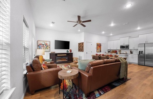 Arlington House | Vibrant Getaway | Short Walk to AT&T + Globe Life