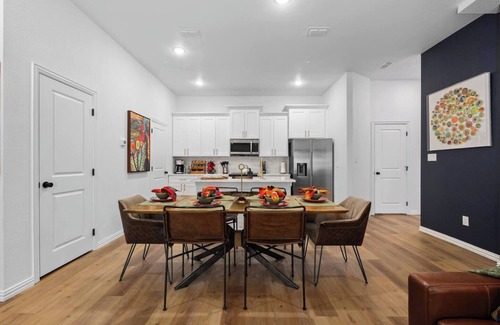 Arlington House | Vibrant Getaway | Short Walk to AT&T + Globe Life