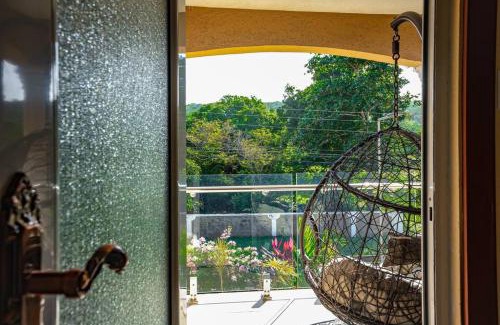 Windsor Apartment | Vibrant island vibe villa for large groups