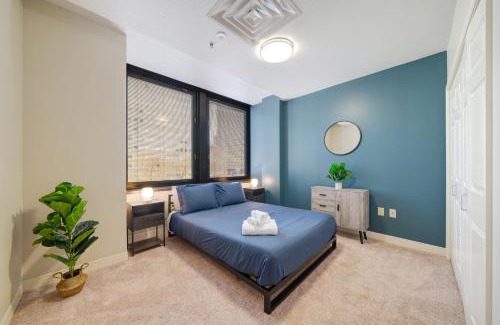 Downtown Pittsburgh Apartment | Vibrant Luxury PRIME LOCATION 24-7 Gym Lounge Roku WiFi