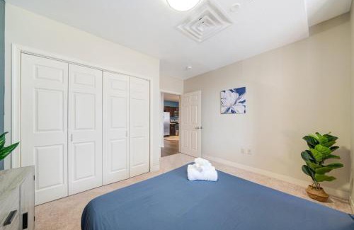 Downtown Pittsburgh Apartment | Vibrant Luxury PRIME LOCATION 24-7 Gym Lounge Roku WiFi