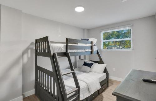 North Miami Beach House | Vibrant Miami Escape with BBQ Grill Free WiFi & Parking