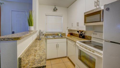 Arlington Park Apartment | Vibrant Modern Escape, Walk To Dining, Near Beach