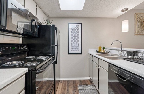 Irving Apartment | Vibrant Oasis- DFW Airport/Pool/Seamless Entry -15 minutes from DFW airport