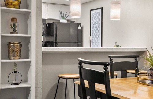 Irving Apartment | Vibrant Oasis- DFW Airport/Pool/Seamless Entry -15 minutes from DFW airport