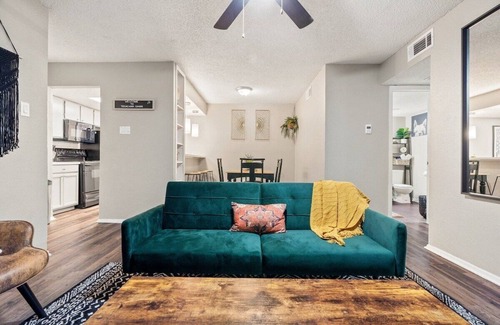 Irving Apartment | Vibrant Oasis- DFW Airport/Pool/Seamless Entry -15 minutes from DFW airport