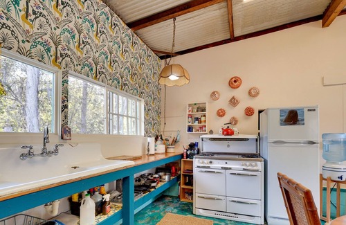 Ocean View House | Vibrant Ocean View Home w/ Lanai & Steam Room!