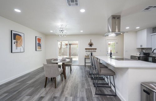 New Papago Parkway House | Vibrant Urban Escape! Discover Comfort and Convenience in the Tempe Scottsdale