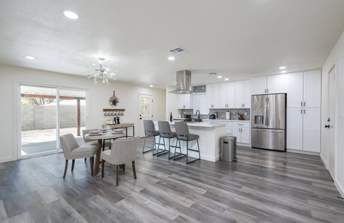 New Papago Parkway House | Vibrant Urban Escape! Discover Comfort and Convenience in the Tempe Scottsdale