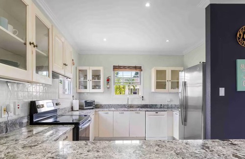 Vuemont House | Vibrant villa with sea view