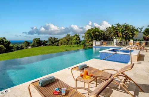 Vuemont House | Vibrant villa with sea view