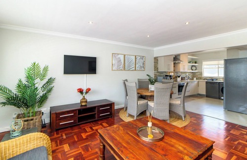 Three Anchor Bay Apartment | Vicmor Court 22 by CTHA