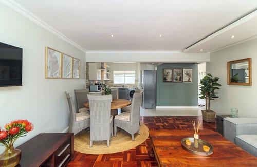 Three Anchor Bay Apartment | Vicmor Court 22 by CTHA