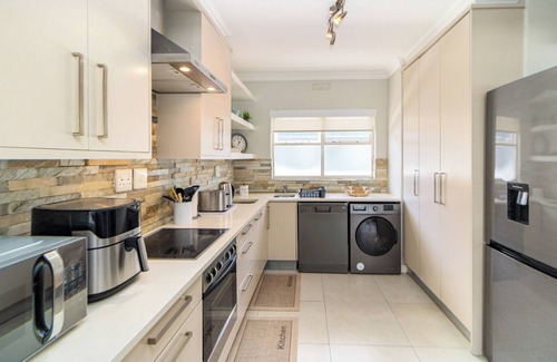 Three Anchor Bay Apartment | Vicmor Court 22 by CTHA