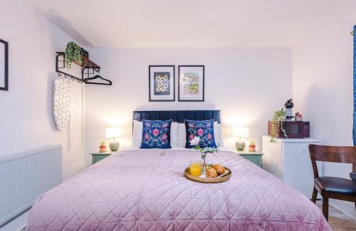 Leamington Spa Apartment | Victoria Park Studio 11 - Free Parking, WiFi, Near Town Centre, Free DisneyPlus, Prime & Netflix