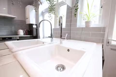 Walthamstow Apartment | Victorian 2 Bedroom Flat, King Beds, Free WiFi, Near Shops & Transport, E17