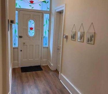 Shawlands Apartment | Victorian 3 BR main door flat, King size beds , large rooms