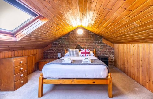 Ferndale Apartment | Victorian 3BR Multilevel flat w/terrace in Clapham