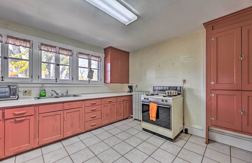 Stevens Point Apartment | Victorian Apartment < 1 Mi to Wisconsin River