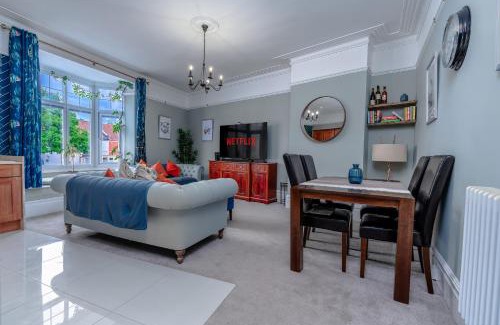 Westbury on Trym Apartment | Victorian apartment w/courtyard views