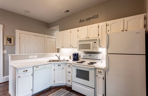 East Walnut HIlls Condo | Victorian Beauty turned condo - 5 min to downtown!
