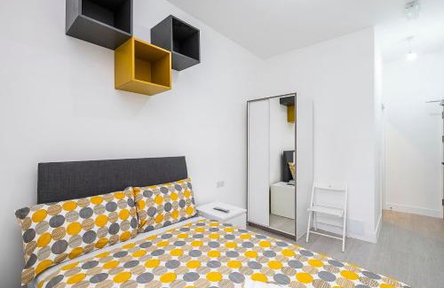 St. George's Apartment | Victorian Beauty with Private Toilet and Shower Near Tube Station