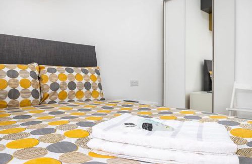 St. George's Apartment | Victorian Beauty with Private Toilet and Shower Near Tube Station