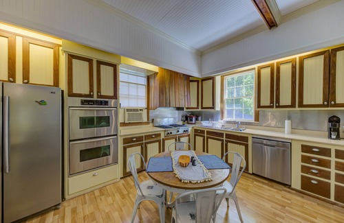 Vicksburg House | Victorian home with four bedrooms and four and one half bathrooms.
