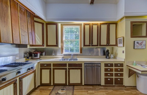 Vicksburg House | Victorian home with four bedrooms and four and one half bathrooms.