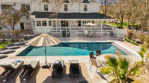 Paso Robles House | Victorian Manor In Paso Robles Wine Country Pool Hot Tub Firepit Tennis Court Sleeps 28