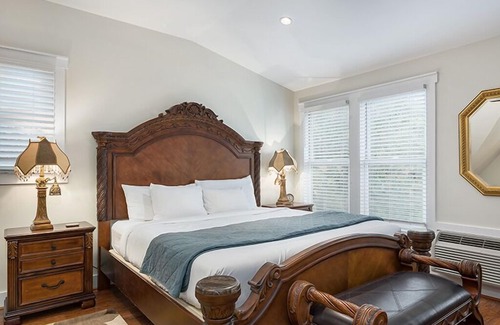 Fredericksburg Apartment | Victorian Mansion Queens Overlook | King Bed | In Town | Shared Hot Tub/Pool